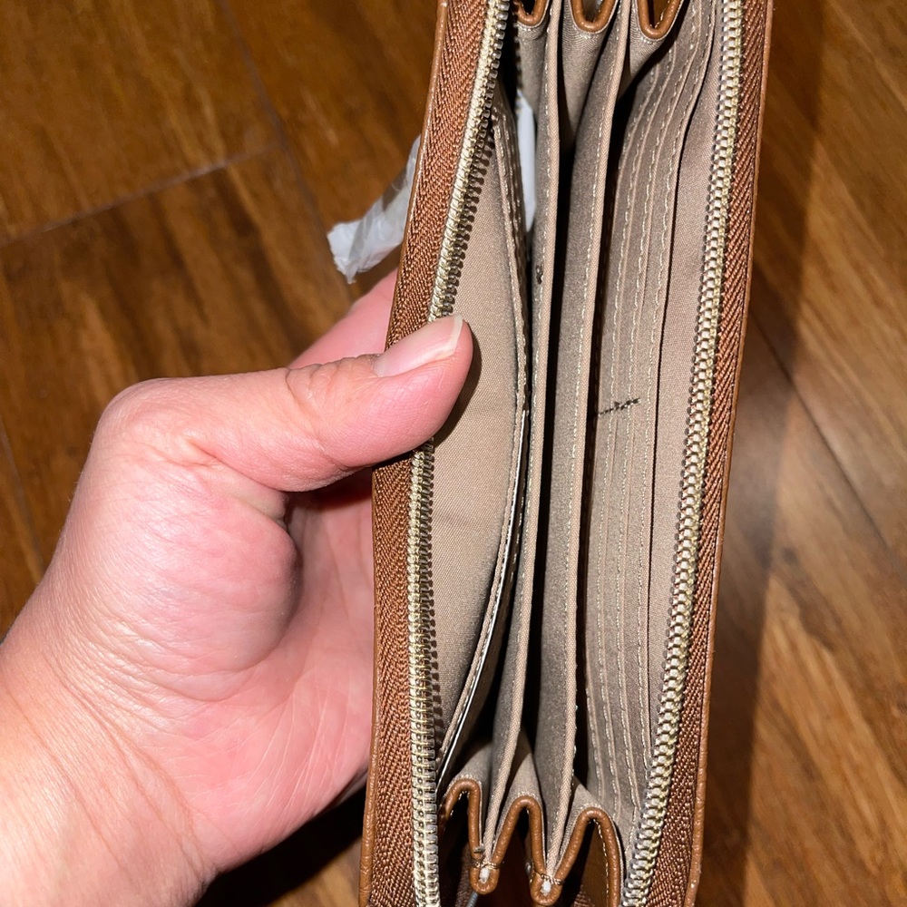 NWT Relic Wallet - Picture 3 of 3